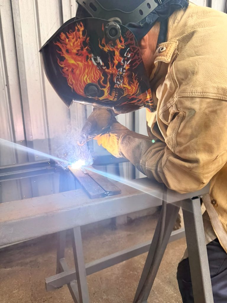 Soldadura sobre una estructura metálica