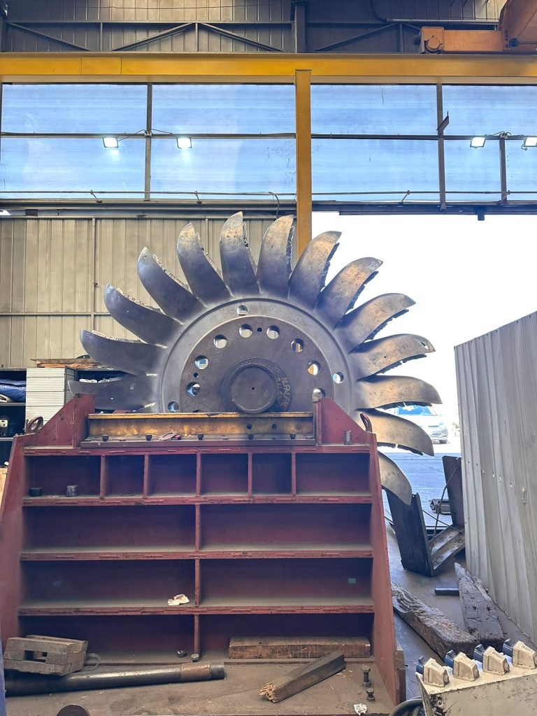 Componente mecánico de gran tamaño en un taller